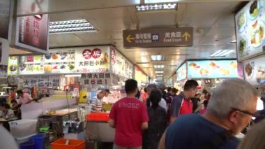 Taipei, Tayvan-16 Eylül 2016: 4k. Tayvan Gece Pazarı Shilin. Kalabalık gecenin bir yarısı aceleyle yürür ve Asya yemek standında alışveriş yapar. Taipei-Dan 'de çekilmiş.