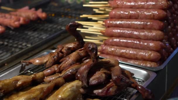 スローモーションアジアの屋台で伝統的な中国のスナック 夜市通りの串焼きに台湾の鳥の肉 アジアでおいしいファーストフードの有名な市場 — ストック動画