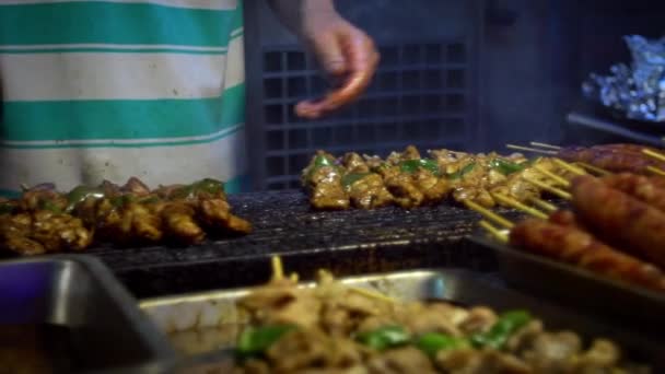 Slow Motion Vendor Som Lager Taiwansk Kylling Spidd Grill Nattmarkedet – stockvideo