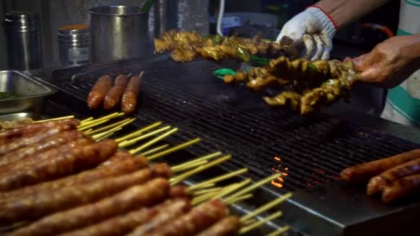 慢动作卖家在花架上烹调台湾鸡肉 在钢架夜市街上烧烤 人们烹调烤肉烧烤 美味的快餐亚洲 传统的中国小吃 亚洲摊档 Dan — 图库视频影像