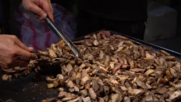 Slow Motion Leverantör Matlagning Taiwans Fläskkött Stålgrill Nattmarknaden Gatan Folk — Stockvideo