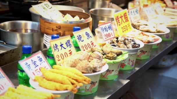 Asiatiska Matstånd Säljer Stekt Fisk Och Skaldjur Bläckfisk Dumpling Musslor — Stockvideo
