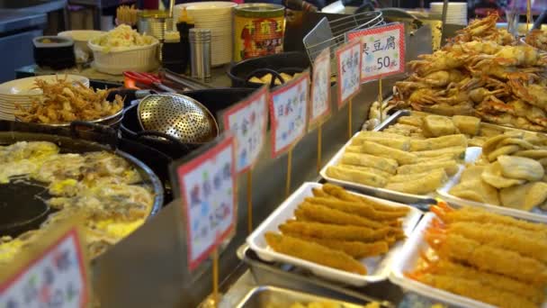 4K亚洲人煮著名的牡蛎煎蛋卷 在什林夜市出售传统的油炸海鲜 在台北中弹 — 图库视频影像