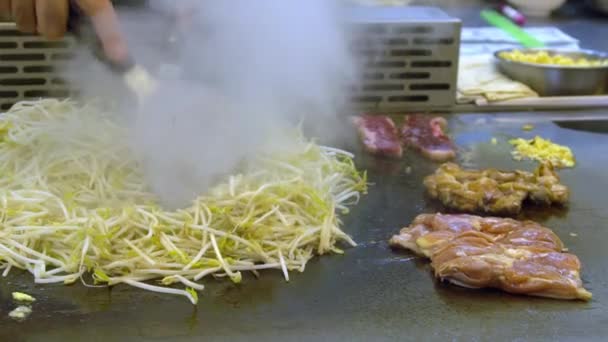 スローモーション台湾ナイトマーケット士林 台北夜市の屋台でもやしや肉を調理するアジア人 Market Dan — ストック動画