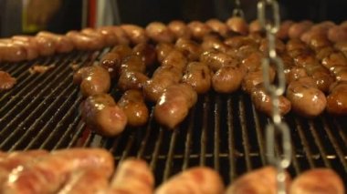 Asyalı satıcının popüler ızgara sosis pişirme hareketi. İnsanlar Tainan City 'deki Sokak Gecesi Pazarı' nda lezzetli bir yerel yemek hazırlıyorlar. Ünlü pazar yeri Tayvan-Dan