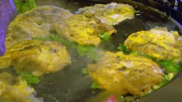 아시아 사람들 진주조개 오믈렛을 요리한다 시장에서는 전통적으로 해산물을 타이베이에서 — 비디오