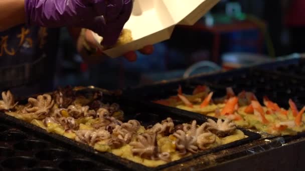 Slow Motion Vendedor Asiático Preparar Delicioso Frito Huevos Codorniz Con — Vídeos de Stock