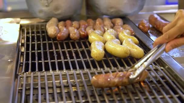 Zpomalit Asijci Vaří Populární Grilování Bbq Klobásy Asijském Nočním Trhu — Stock video