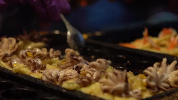 慢动作亚洲小贩准备了一个美味的炸鹌鹑蛋与小章鱼 人们在街头亚洲夜市烹调当地受欢迎的海鲜 著名的市场 美味佳肴台湾丹 — 图库视频影像