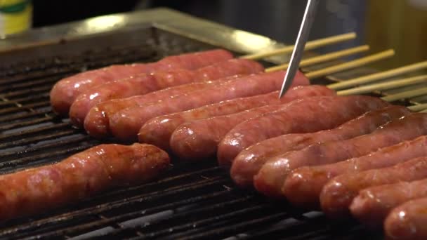 Câmara Lenta Asiático Pessoas Cozinhar Popular Grelhar Churrasco Salsicha Ásia — Vídeo de Stock