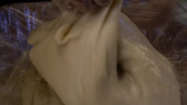 au ralenti. Asiatique cuisine populaire gâteau gluant maison Mochi de riz chinois pilonné dans le marché de nuit asie de Taipei.-Dan 