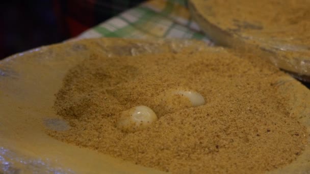 スローモーション 人気の自家製もちもち餅を作るアジアの人々台北の夜市では ピーナッツ粉をベースにした中国のポンド米の餅 — ストック動画