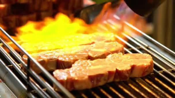 Mouvement Lent Vendeur Cuisinant Une Viande Bœuf Avec Chalumeau Sur — Video