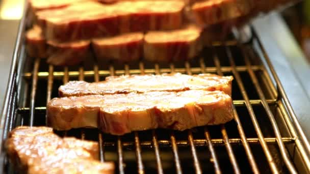 Cámara Lenta Del Vendedor Preparan Para Cocción Carne Vaca Parrilla — Vídeos de Stock