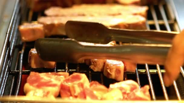 Lento Movimiento Vendedor Cocinando Trozo Carne Res Parrilla Acero Una — Vídeo de stock