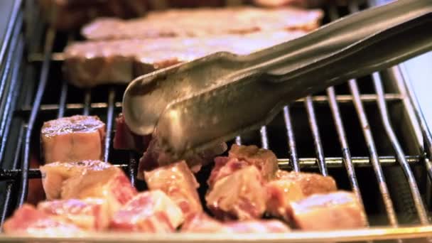 屋台のスローモーション台北のアジアナイトマーケットストリートで鉄板焼にトーチで牛肉肉ビットを調理します ガスバーナーと木炭の炎の火で肉を調理 120Fps Danの低速レート — ストック動画