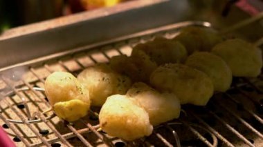 Asyalı bir satıcının yavaş çekimde lezzetli bir kızarmış bıldırcın yumurtası hazırlaması. Taipei 'deki Asia Night Market' in popüler yerel yemekleri. Tayvan. 120 fps-Dan 'in yavaşlama oranı