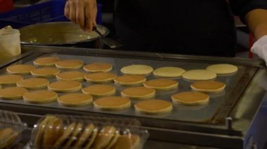 Asya 'daki yol kenarında Dorayaki pişiren Yavaş Satıcı Hareketi. Tayvan usulü krep. Taipei 'deki gece marketlerinde atıştırmalık olarak satılıyor. Popüler Asya yemekleri: Dan