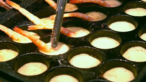 亚洲小贩慢动作准备了一个美味的炸鹌鹑蛋 上面有乌贼的触角和对虾 台北市街头亚洲夜市流行的本地海鲜 120 Fps Dan慢速运动 — 图库视频影像