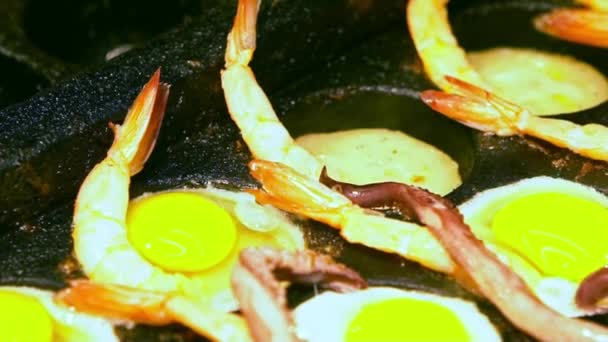 Slow Motion Asian Vendor Cooking Delicious Fried Quail Eggs Squid — Stock Video