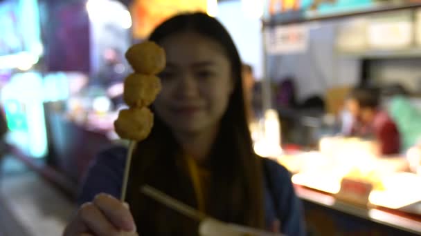 Movimiento Lento Mujeres Asiáticas Muestra Pequeñas Bolas Fritas Yam Cámara — Vídeo de stock