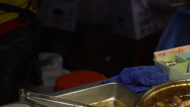 小贩在路边慢吞吞地烹调猪肉的动作在亚洲很常见 中国形式的好吃肉 卖到台北夜市的街上当小吃 中国流行的亚洲菜 — 图库视频影像