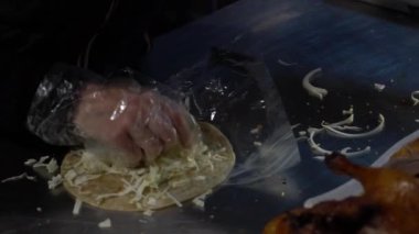 Yavaş Hareketli Asyalı kadın ördek yemeği hazırlıyor. İnce et, kızarmış deri, soğan, taze soğan, salatalık, Çin krepli tatlı fasulye sosu. Lezzetli dürüm yapıyorum. Dan.