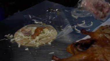 Slow Motion Asyalı kadın meşhur ördek yemeği Pekin 'i hazırlıyor. Et, soğanlı kızarmış deri, taze soğan, salatalık ve sos Çin krepinin etrafına sarılmış. Lezzetli dürüm yapıyorum. Dan.