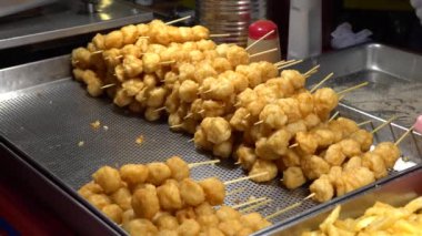 Asyalı bir satıcının 4K 'sı lezzetli bir kızarmış bıldırcın yumurtası hazırlıyor. Taipei 'deki Asia Night Market' in popüler yerel yemekleri. Tayvan. - Dan.