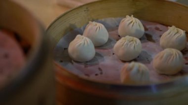 Geleneksel yemek pişirme 4K. Asyalı Şef, Taipei 'deki gece pazarında taze börek hazırla. Şefin elleri hamurdan.