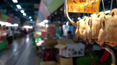 4K, geleneksel Taipei pazarında tavuklu et satan bir tezgahtarın yakın çekim görüntüsü. Tayvan 'ın popüler bir pazarında taze tavuk satılıyor. Ev ya da restoranlar için yemek satışı - Dan