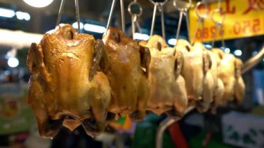 4K, geleneksel Taipei pazarında tavuklu et satan bir tezgahtarın yakın çekim görüntüsü. Tayvan 'ın popüler bir pazarında taze tavuk satılıyor. Ev ya da restoranlar için yemek satışı - Dan