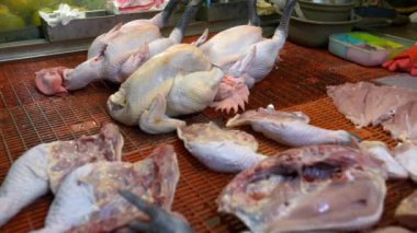 4K, geleneksel Taipei pazarında çiğ tavuk eti satan yakın çekim tezgahtarı. Tayvan 'ın popüler bir pazarında taze tavuk satılıyor. Evde ya da restoranlarda yemek pişirmek için indirim. Dan.