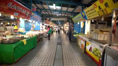 Taipei, Tayvan-11 Kasım 2018: 4K, farklı türde yiyeceklerle geleneksel sokak pazarını gezmek. Tayvanlı tezgahtar Tayvan 'ın ünlü pazarında. Ev ya da restoranlar için satış - Dan