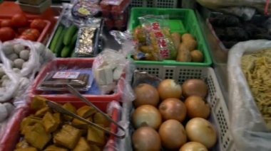 Taipei, Tayvan-11 Kasım, 2018: 4K, Taipei pazarındaki bir dükkanda farklı türde Tayvan yemeği satışı. Piyasada indirim var. Tayvan 'ın ünlü pazar yeri.