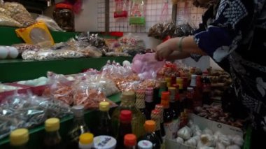 Taipei, Tayvan-11 Kasım, 2018: 4K, Tayvan yemekleri için farklı şişeler satan dükkan. Taipei 'deki sokak pazarında tezgahtar satışı. Pazar yerinde kadın nafakası.