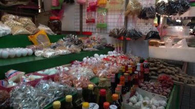 Taipei, Tayvan-11 Kasım, 2018: 4K, Taipei pazarındaki bir dükkanda farklı türde Tayvan yemeği satışı. Piyasada indirim var. Tayvan 'ın ünlü pazar yeri.
