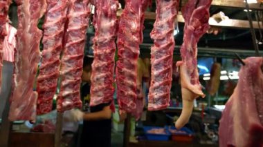 Taipei, Tayvan-24 Ekim 2018: 4K, çiğ domuz etine yakın çekim. Taipei pazarındaki bir dükkanda geleneksel Tayvan yemekleri satışı. Piyasada indirim var. Tayvan 'ın meşhur pazar yeri.