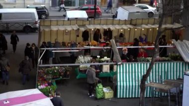 Paris, Fransa-14 Ocak 2018: 4K, Grenellein 'deki sokak pazarından insanların en iyi hava manzarası. Satıcılarla dolu Paris 'li çiftçi pazarı kendi yüksek kaliteli ürünlerini küçük tezgahlarda satıyorlar.