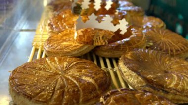4K, sokak pazarı ünlü galette des rois satıyor. Yılın ilk günlerinde satılıp tüketilen mukavva kaplamalı geleneksel puf böreği. Genellikle frangipan kremi ile doludur.