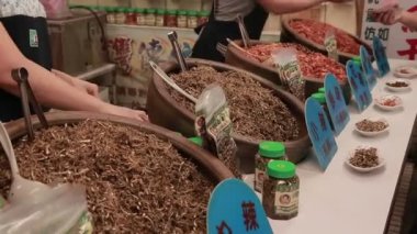 Sokak satıcıları Jiufen Old Caddesi 'ndeki ünlü kurutulmuş balık pazarında Keelung, Tayvan yakınlarındaki Chiufen şehrinde lezzetli yemekleri olan ünlü bir pazar yeri.