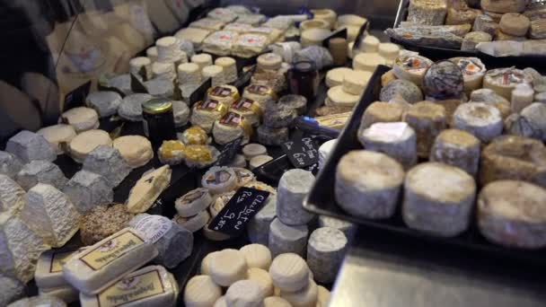 Paris, Frankreich-14. Januar 2018: 4K, Frankreich Straßenmarkt mit verschiedenen Käsesorten. Die Pariser Marken Grenellein mit vielen Bauern vor Ort. Verkäufer verkaufen ihre Produkte an kleinen Ständen in Paris-Dan