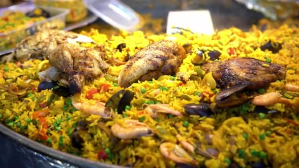 Insanlar Grenellein Deki Sokak Pazarından Paella Tavuk Karidesli Sarı Pirinç — Stok video