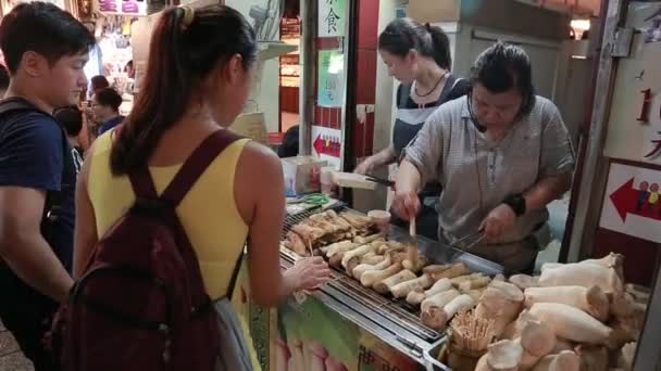 2015年10月3日台湾九分老街のナイトマーケットでキノコBbqを購入するアジア人 — ストック動画