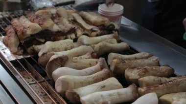 Asyalılar, Tayvan 'ın Keelung kenti yakınlarındaki Chiufen şehrinde ünlü pazar yeri Jiufen Old Caddesi' nde mantar mantarı satın alıyorlar.