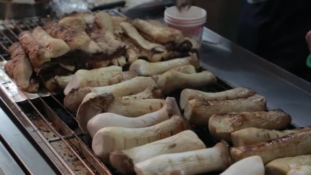 Asiatici Che Acquistano Funghi Barbecue Nel Mercato Notturno Jiufen Old — Video Stock