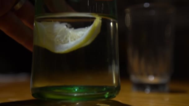 Camarero Sirviendo Cliente Vaso Agua Con Limón Restaurante Con Mesa — Vídeo de stock