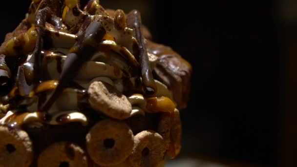 Slow Motion Hand Spoon Evés Dekoráció Frappe Whipped Cream Csokoládéval — Stock videók