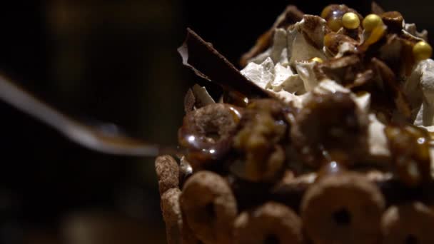 Slow Motion Hand Spoon Evés Dekoráció Frappe Whipped Cream Csokoládéval — Stock videók
