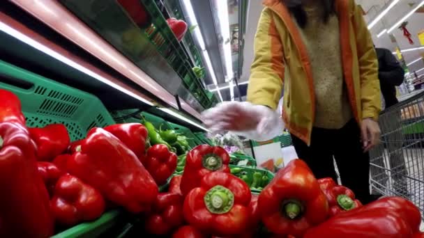 Spanyol Desember 2016 Wanita Asia Yang Berbelanja Paprika Merah Supermarket — Stok Video